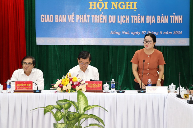 Giám đốc Sở Văn hóa Thể thao và Du lịch Lê Thị Ngọc Loan báo cáo tại Hội nghị.