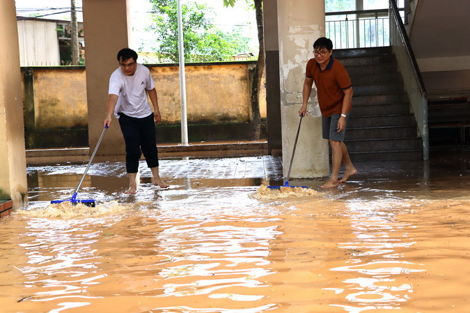 Giáo viên Trường trung học cơ sở Phước Tân 1 dọn dẹp vệ sinh khi nước lũ rút dần. Giáo viên Trường trung học cơ sở Phước Tân 1 dọn dẹp vệ sinh khi nước lũ rút dần.