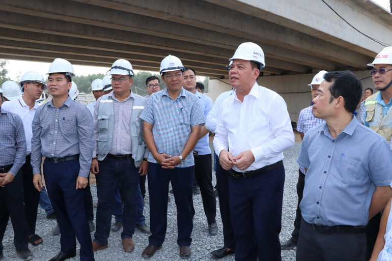 Chủ tịch Ủy ban nhân dân tỉnh Đồng Nai Võ Tấn Đức trao đổi với chủ đầu tư, các nhà thầu thi công dự án thành phần 3, dự án đường Vành đai 3-Thành phố Hồ Chí Minh.