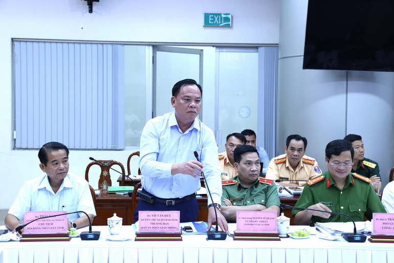 Quyền Chủ tịch Ủy ban nhân dân tỉnh Đồng Nai Võ Tấn Đức phát biểu tại buổi giám sát.