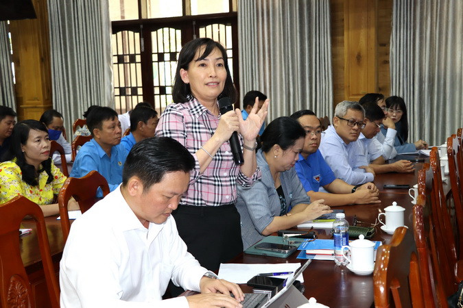 Giám đốc Sở Giáo dục và đào tạo Đồng Nai Trương Thị Kim Huệ trả lời ý kiến của thanh niên hoàn thành nghĩa vụ quân sự là giáo viên nêu lên tại buổi đối thoại.