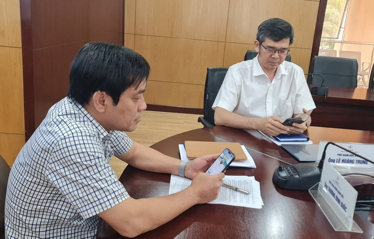 Lãnh đạo Công ty Điện lực Đồng Nai cài đặt thay đổi ảnh bìa tài khoản mạng xã hội cá nhân quảng bá Chiến dịch Giờ Trái đất 2024.