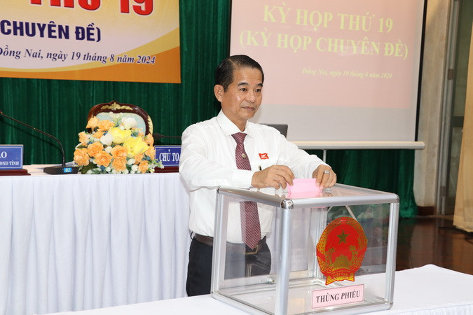 Chủ tịch Hội đồng nhân dân tỉnh Đồng Nai Thái Bảo bỏ phiếu bầu chức danh Chủ tịch Ủy ban nhân dân tỉnh Đồng Nai.