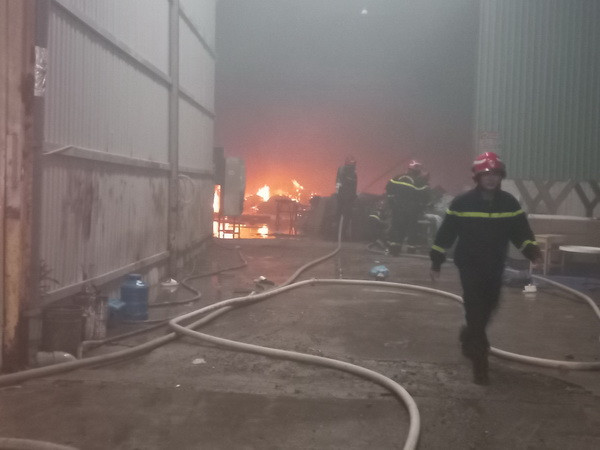 Lực lượng Công an đến hiện trường dập lửa.