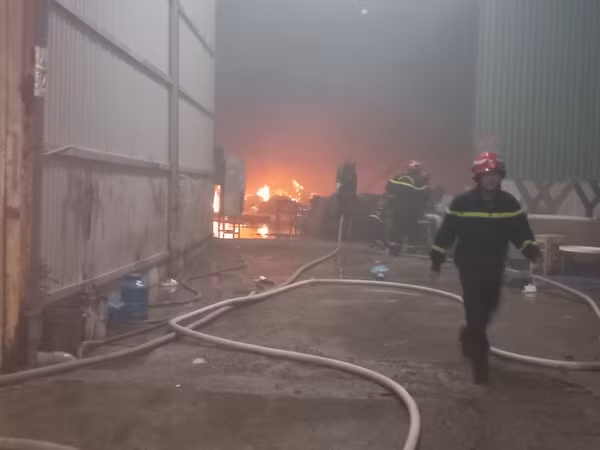 Lực lượng Công an đến hiện trường dập lửa.