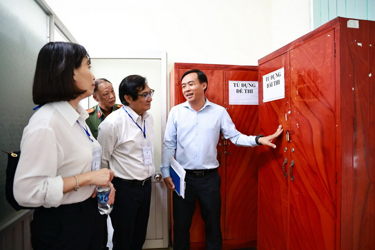 Phó Chủ tịch Ủy ban nhân dân tỉnh Đồng Nai Nguyễn Sơn Hùng cùng Giám đốc Sở Giáo dục và Đào tạo Trương Thị Kim Huệ kiểm tra khu vực đựng đề thi tại điểm thi Trường THPT Trấn Biên.