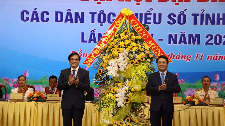 Bộ trưởng, Chủ nhiệm Ủy ban Dân tộc Hầu A Lềnh tặng lẵng hoa chúc mừng Đại hội. Bộ trưởng, Chủ nhiệm Ủy ban Dân tộc Hầu A Lềnh tặng lẵng hoa chúc mừng Đại hội.