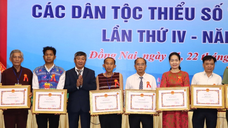 Phó Bí thư Thường trực Tỉnh ủy Đồng Nai Hồ Thanh Sơn tặng Bằng khen cho các tập thể có thành tích xuất sắc. Phó Bí thư Thường trực Tỉnh ủy Đồng Nai Hồ Thanh Sơn tặng Bằng khen cho các tập thể có thành tích xuất sắc.