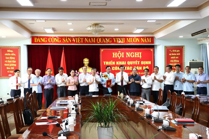 Các đồng chí lãnh đạo tỉnh Đồng Nai chúc mừng đồng chí Võ Tấn Đức.