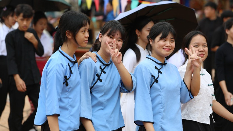 Niềm vui của học sinh Trường phổ thông dân tộc nội trú trong ngày khánh thành.