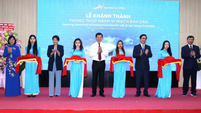 Lãnh đạo tỉnh Đồng Nai và các đại biểu cắt băng đưa Phòng thực hành vi mạch bán dẫn vào hoạt động.