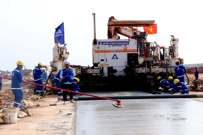 Thi công hạng mục đường cất, hạ cánh sân bay Long Thành.