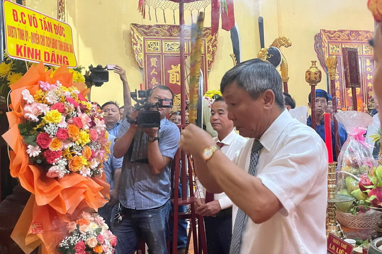 Phó Bí thư Thường trực Tỉnh ủy Đồng Nai dâng hương tại Đền thờ Nguyễn Hữu Cảnh.