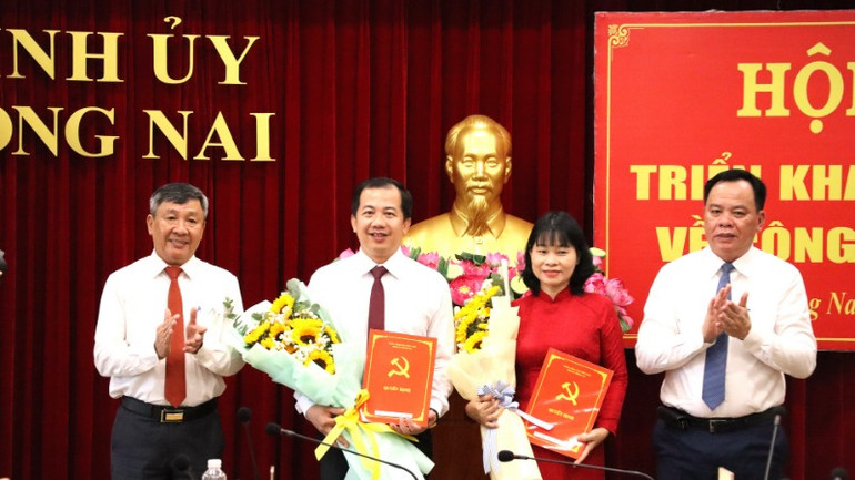 Thường trực Tỉnh ủy Đồng Nai trao quyết định cho đồng chí Lại Thế Thông và Nguyễn Thị Thu Hiền giữ chức Phó trưởng Ban Tuyên giáo và Dân vận Tỉnh ủy.