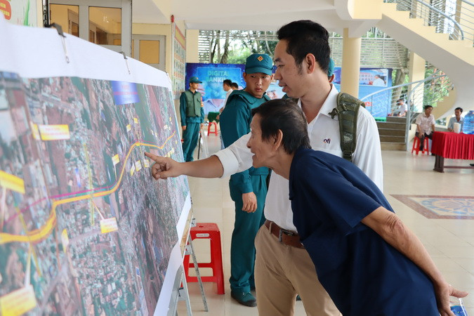 Người dân xem bản đồ dự án đường cao tốc Biên Hòa-Vũng Tàu.