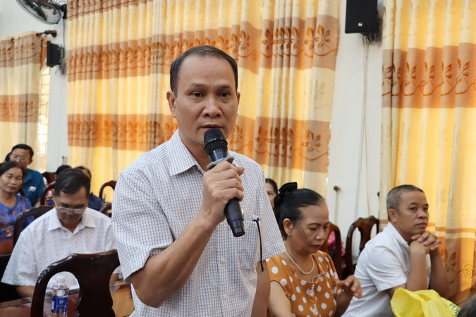 Người dân nêu ý kiến tại buổi đối thoại.