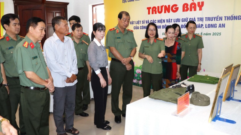 Các đại biểu xem trưng bày các kỷ vật, hiện vật.