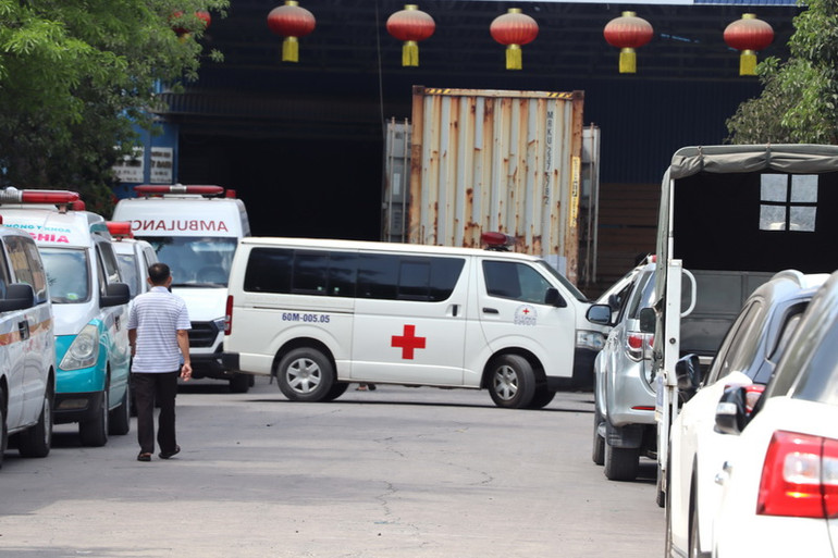 Hơn 10 xe cứu thương đã được điều động đến bên trong công ty.
