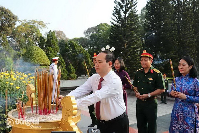 Đồng chí Quản Minh Cường, Phó Bí thư Tỉnh ủy, Trưởng đoàn đại biểu Quốc hội tỉnh Đồng Nai dâng hương tại Nghĩa trang liệt sĩ thành phố Long Khánh. Ảnh: Báo Đồng Nai.
