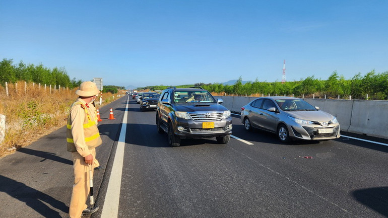 Lực lượng Cục Cảnh sát giao thông có mặt tại hiện trường điều tiết giao thông.