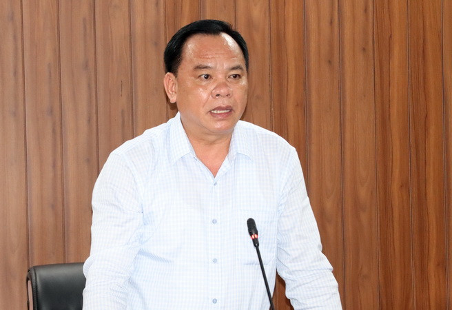 Phó Bí thư Tỉnh ủy, Chủ tịch Ủy ban nhân dân tỉnh Đồng Nai Võ Tấn Đức đề nghị đẩy mạnh công tác tuyên truyền, vận động người dân bàn giao mặt bằng dự án đường cao tốc Biên Hòa-Vũng Tàu.