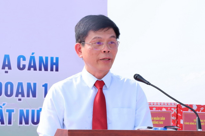 Thứ trưởng Giao thông vận tải Lê Anh Tuấn đề nghị kịp thời tháo gỡ khó khăn, đẩy nhanh tiến độ công trình.