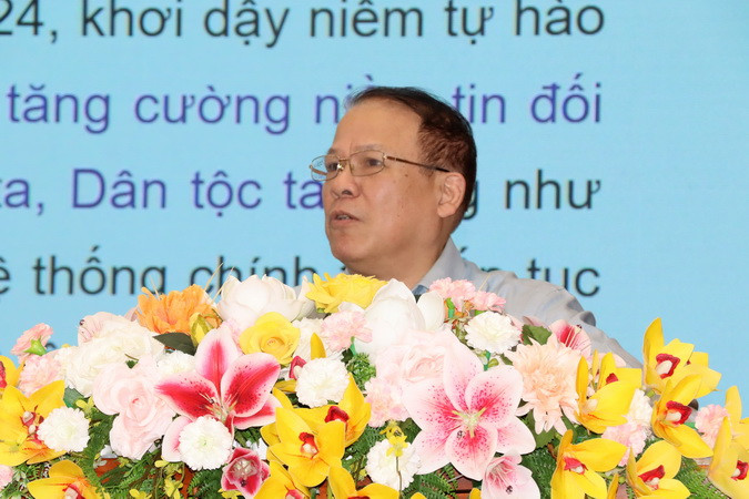 Giáo sư, Tiến sĩ Trần Văn Phòng truyền đạt các nội dung bài viết của Tổng Bí thư Nguyễn Phú Trọng.