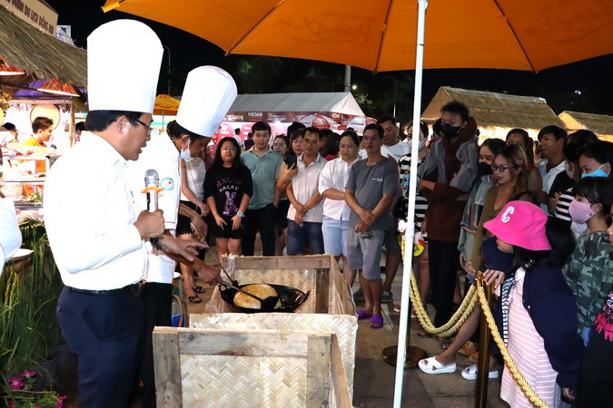 Người dân đến tham quan gian hàng ẩm thực.