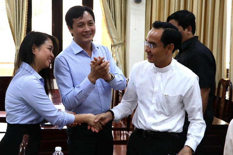 Lãnh đạo Công ty cổ phần phát triển khu công nghiệp Hố Nai cùng Linh mục Nguyễn Quang Hòa, Chánh xứ Giáo xứ Phú Sơn sau buổi đối thoại.