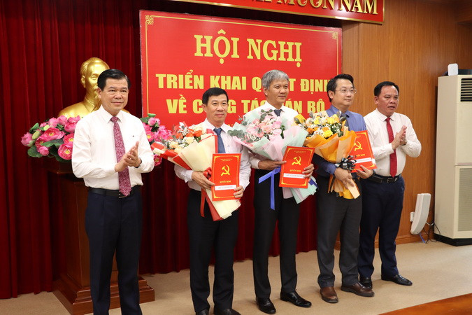 Bí thư Tỉnh ủy Nguyễn Hồng Lĩnh và Chủ tịch Ủy ban nhân dân tỉnh Võ Tấn Đức trao quyết định và tặng hoa chúc mừng 3 đồng chí nhận nhiệm vụ Bí thư Huyện ủy.