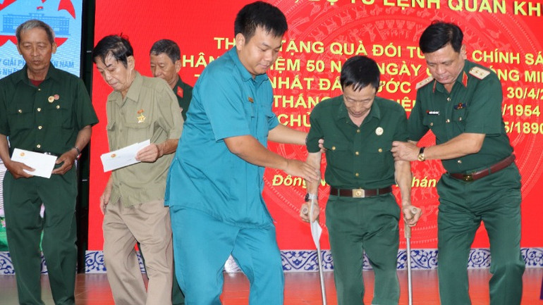 Trung tướng Nguyễn Trường Thắng cùng gia đình người có công với cách mạng tại buổi gặp mặt, tặng quà.