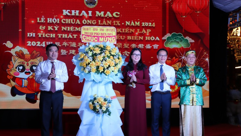 Bí thư Thành ủy Biên Hòa Hồ Văn Nam (bên trái) chúc mừng Ban Tổ chức lễ hội chùa Ông lần thứ 9 năm 2024.
