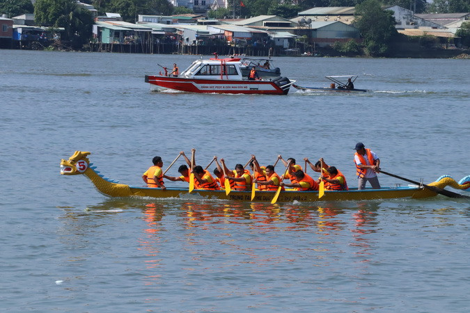 Đội đua thuyền Câu lạc bộ Thanh Đa (Thành phố Hồ Chí Minh) xuất sắc về nhất ở hai cự ly 500m và 1.000m hệ mở rộng.