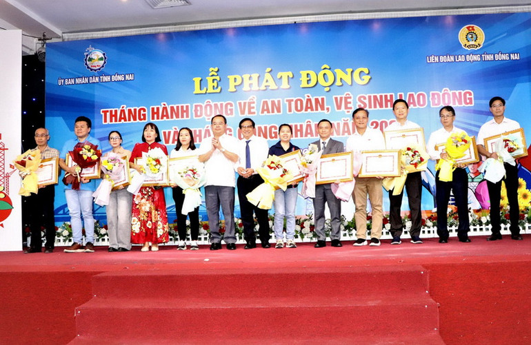 Lãnh đạo tỉnh Đồng Nai tặng Bằng khen cho các tập thể.