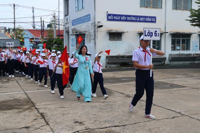 Nghi thức đón học sinh lớp 6 tại Trường trung học cơ sở Hiệp Hòa.