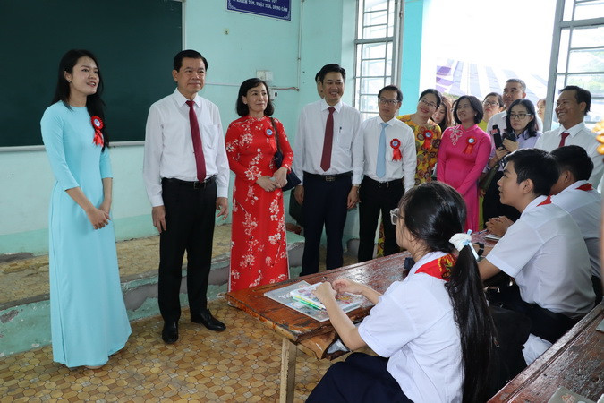 Bí thư Tỉnh ủy Đồng Nai Nguyễn Hồng Lĩnh cùng Giám đốc Sở Giáo dục và Đào tạo Trương Thị Kim Huệ thăm một lớp học sau lễ khai giảng.