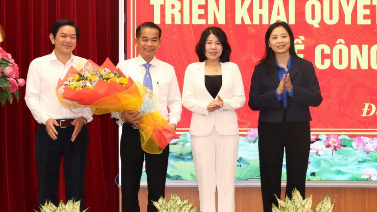 Các đồng chí trong Thường trực Hội đồng nhân dân tỉnh Đồng Nai chúc mừng đồng chí Thái Bảo.