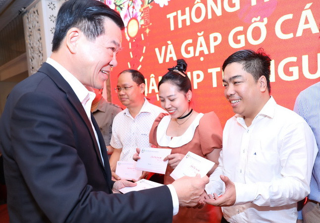 Bí thư Tỉnh ủy Đồng Nai Nguyễn Hồng Lĩnh tặng quà nhân dịp Tết Nguyên đán cho phóng viên tại buổi gặp mặt.