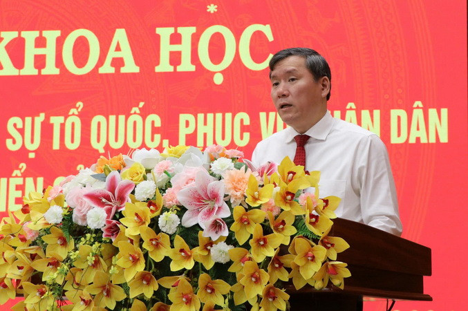 Giáo sư, Tiến sĩ Lê Văn Lợi, Phó Giám đốc Học viện Chính trị quốc gia Hồ Chí Minh phát biểu ý kiến tại Hội thảo.