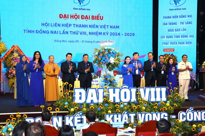 Bí thư Trung ương Đoàn thanh niên Cộng sản Hồ Chí Minh Nguyễn Phạm Duy Trang tặng lẵng hoa chúc mừng Đại hội.