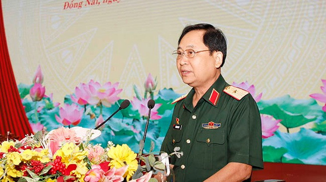 Thiếu tướng Phó Giáo sư, Tiến sĩ Đỗ Hoàng Ngân, Phó Chính ủy Trường Sĩ quan Lục quân 2 phát biểu tại hội thảo.