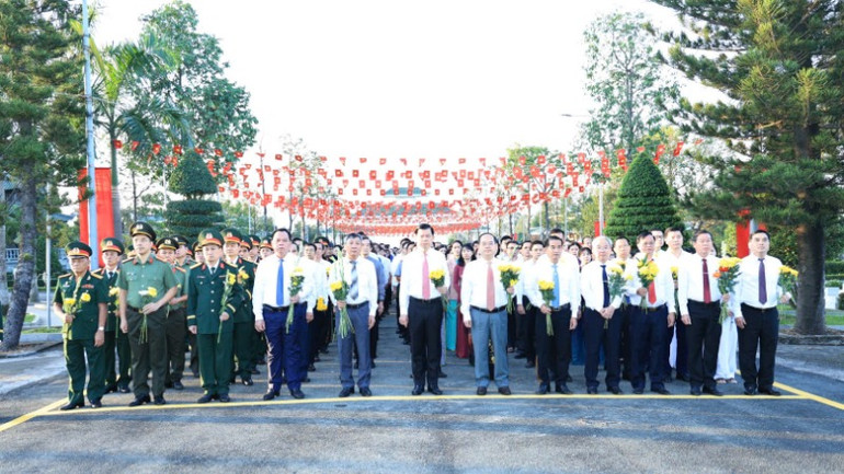 Các đại biểu tham dự lễ viếng tại Nghĩa trang liệt sĩ tỉnh Đồng Nai.