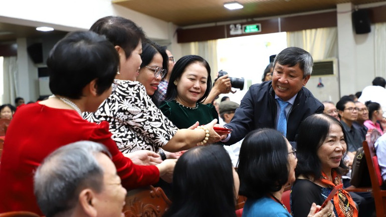 Phó Bí thư Thường trực Tỉnh ủy Đồng Nai lì xì cho các đại biểu tại buổi gặp mặt. Phó Bí thư Thường trực Tỉnh ủy Đồng Nai lì xì cho các đại biểu tại buổi gặp mặt.