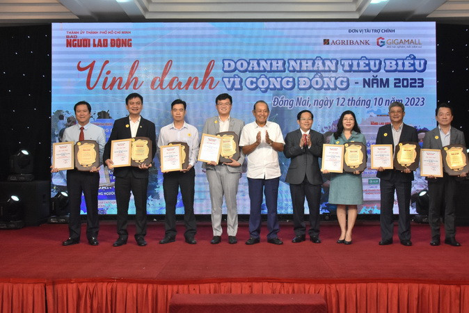 Báo Người lao động vinh danh các lãnh đạo doanh nhân tiêu biểu vì cộng đồng năm 2023. Báo Người lao động vinh danh các lãnh đạo doanh nhân tiêu biểu vì cộng đồng năm 2023.