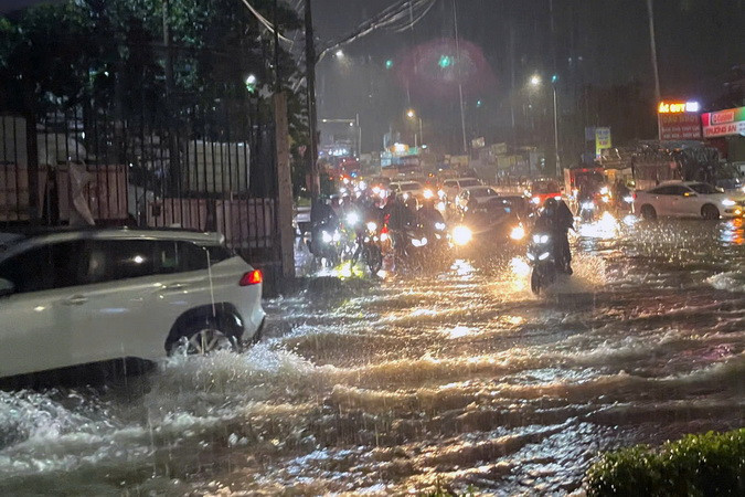 Mưa lớn gây ngập cục bộ nhiều nơi tại thành phố Biên Hòa tối 21/10.