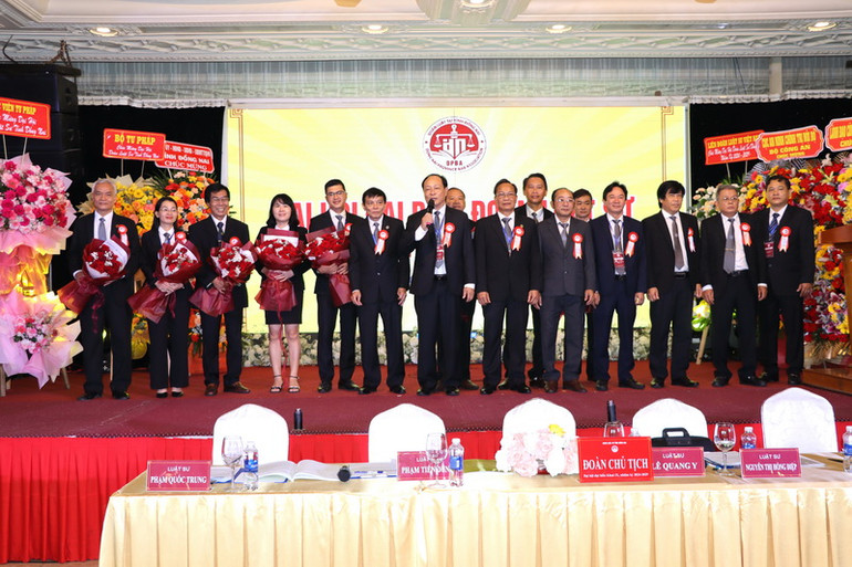 Ban Chủ nhiệm và Hội đồng thi đua khen thưởng kỷ luật Đoàn Luật sư tỉnh Đồng Nai khóa IX ra mắt Đại hội.