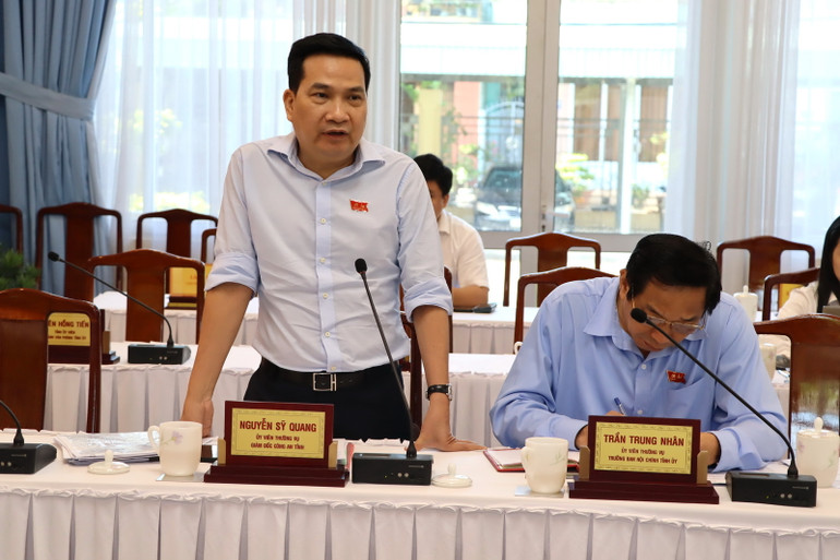 Đại biểu thảo luận tại tổ.