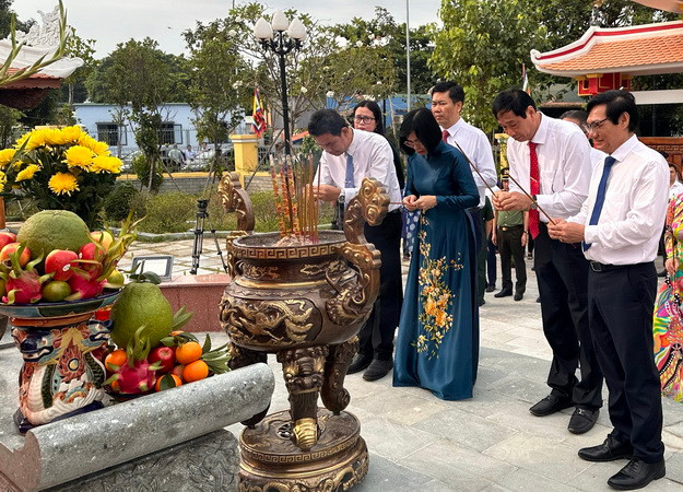 Các đại biểu dâng hương.