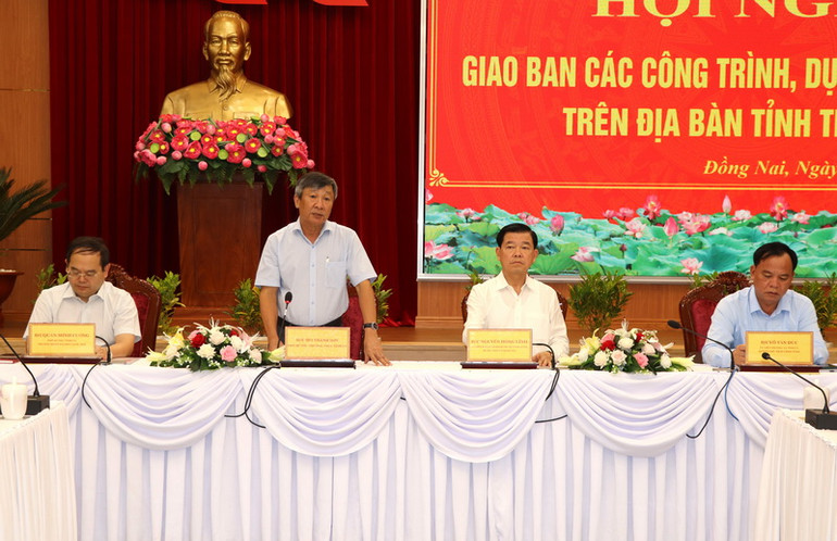 Các đồng chí lãnh đạo Tỉnh ủy, Ủy ban nhân dân tỉnh Đồng Nai chủ trì hội nghị. Các đồng chí lãnh đạo Tỉnh ủy, Ủy ban nhân dân tỉnh Đồng Nai chủ trì hội nghị.
