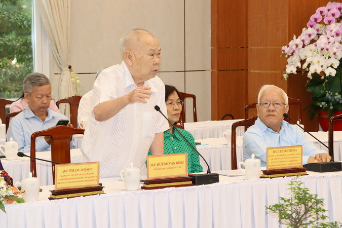 Nguyên Chủ tịch Ủy ban nhân dân tỉnh Đồng Nai Huỳnh Văn Bình phát biểu đóng góp ý kiến.